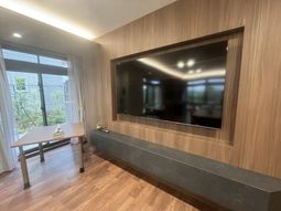 大きなテレビのラウンジ