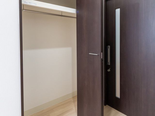 使いやすいクローゼット クローゼット 手軽に収納できるクローゼットは、整理整頓がしやすく快適です。ドアもスムーズに開閉可能です。