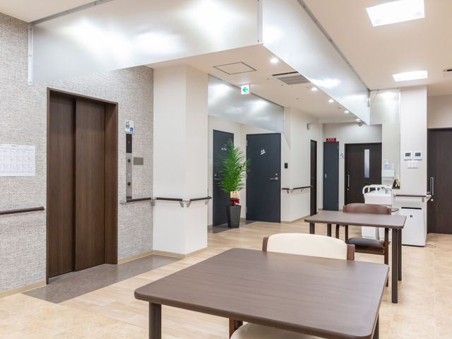 穏やかなエレベーター エレベーター 広々とした空間で、自然光の入る明るいエリアです。エレベーター付近での移動が快適に行えます。