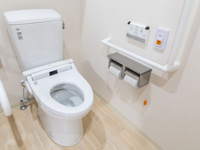 清潔な設備のトイレ トイレ 清潔で使いやすい設備が整ったトイレです。手すりが設置され、安全性が考慮されています。
