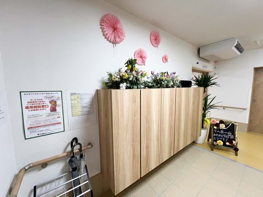 花で装飾された廊下