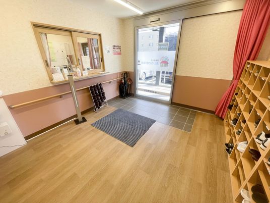 開放的なエントランス