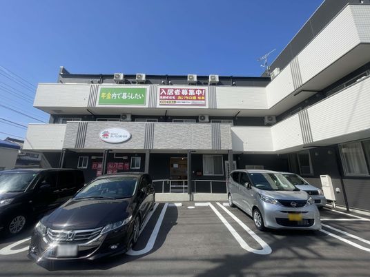 駐車場のある建物外観