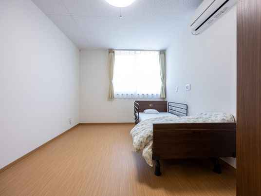 明るい居室のベッド  
