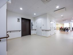 明るい廊下と共有食堂  