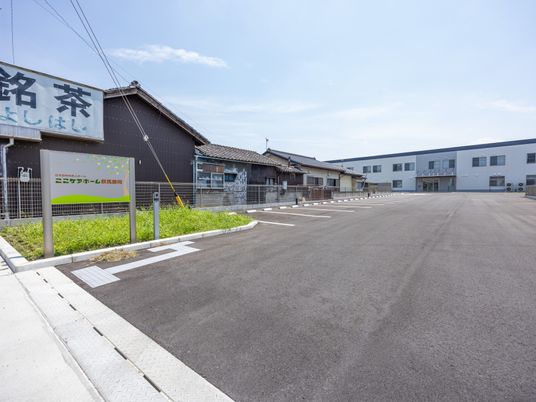 施設前の駐車場  