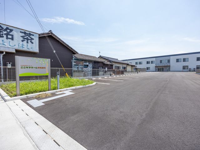施設前の駐車場  