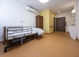 居室のシングルベッド  