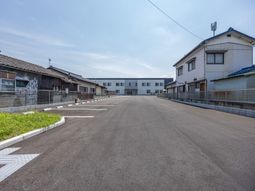 駐車場と建物外観  