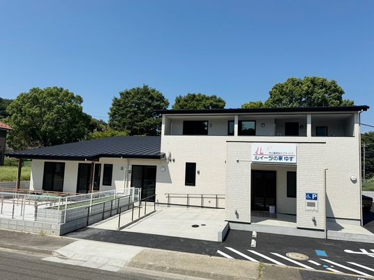 明るい建物外観