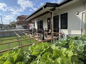 手すり付きの中庭  