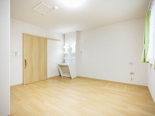 明るい居室の洗面台  