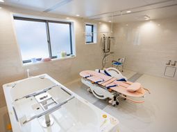広い浴室の介助設備  