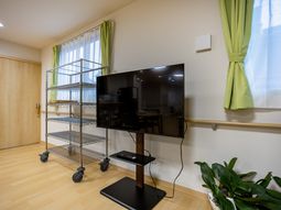 テレビのある明るい居室  