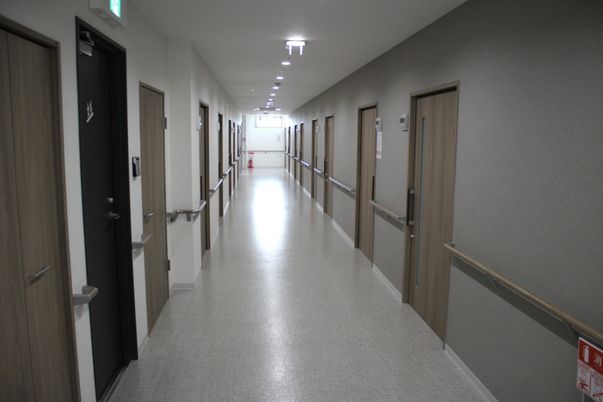 手すり付きの長い廊下