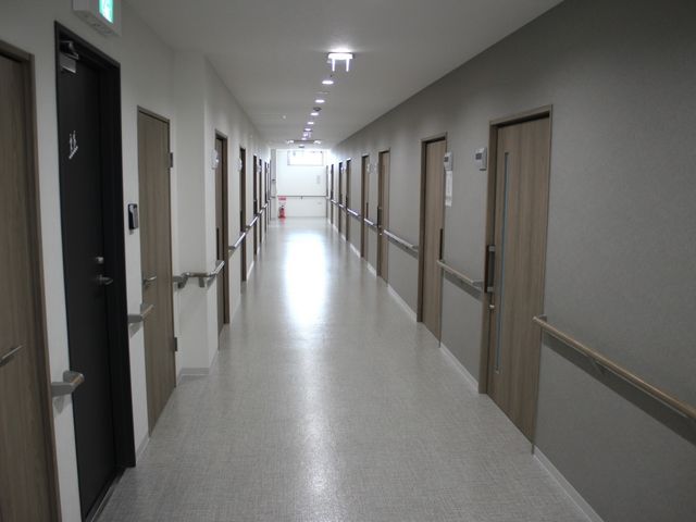 手すり付きの長い廊下 廊下 安全性を重視した手すり付きの長い廊下です。車椅子の移動がしやすい設計になっています。