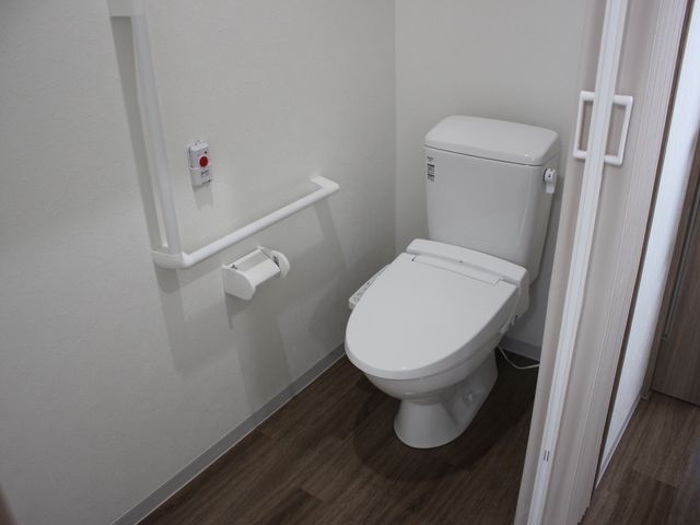 使いやすいトイレ トイレ 手すりが設置され、安全に配慮されたトイレです。独立した空間で快適にご利用いただけます。