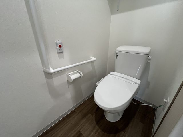 清潔で広々としたトイレ トイレ 手すり付きの広いトイレは、安全で使いやすい設計になっています。安心して利用できます。