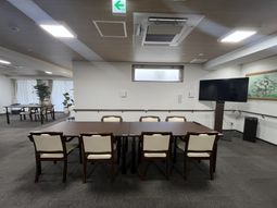 広い食堂のテーブル  