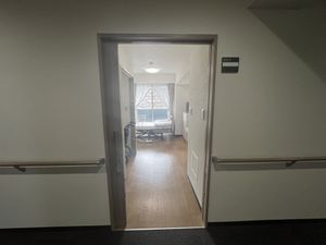 窓際の居室入口  