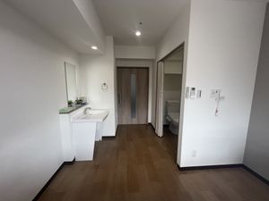 洗面台と個室トイレのある居室  
