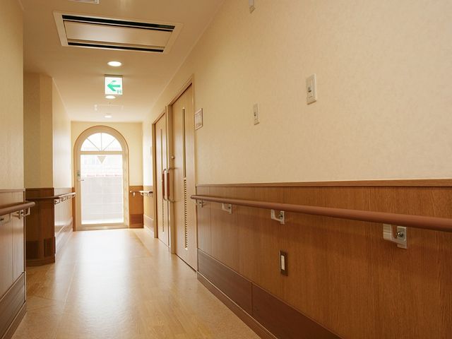 光差す廊下 廊下 明るい照明が行き届いた廊下です。手すりが設置されているため、安全に移動できます。