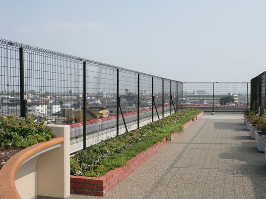 広々とした屋上庭園