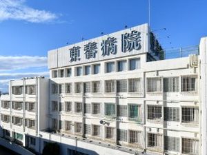 白い建物の外観  