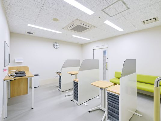 個別ブースの明るい室内  
