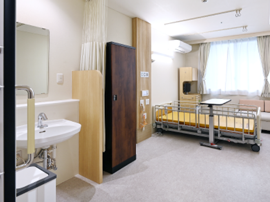 明るい居室の室内  