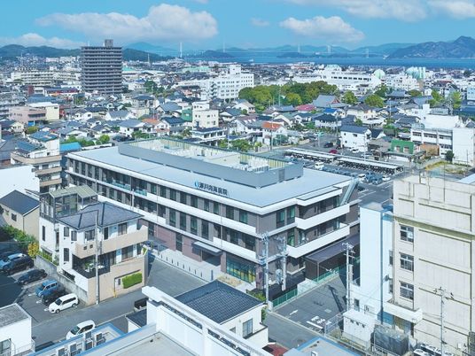 病院外観と街並み  