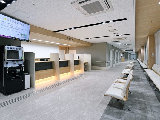 受付カウンターと待合廊下  