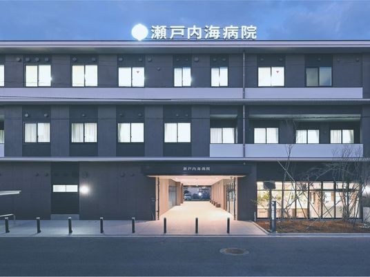 病院風の建物外観  
