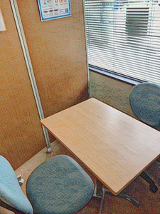 窓際のテーブル席