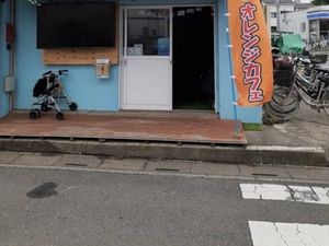 カフェ風の入口前  