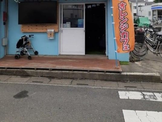 カフェ風の入口前  