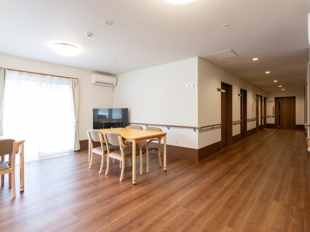 自然光が注ぐ廊下 廊下 広々とした廊下には、自然光がふんだんに差し込み、リラックスした時間を過ごせます。