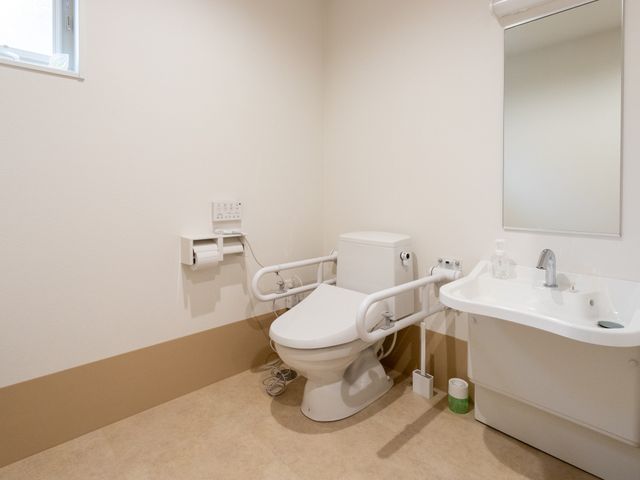 清潔なトイレ トイレ 手すりが付いた明るく広々としたトイレです。安全に配慮された設計で、安心して利用できます。