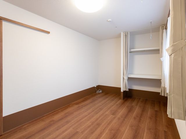 落ち着いた雰囲気の居室 居室 木の温もりが感じられる広々とした空間で、自然光が優しく差し込みます。働きやすい環境です。