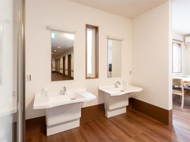 清潔な洗面台 洗面台 広々と明るい空間で、利用者が落ち着いて身支度を整えることができます。