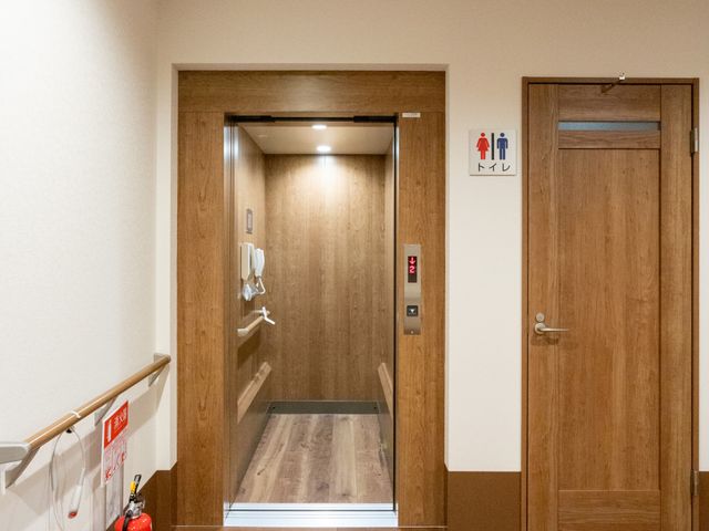 木目調のフロア廊下 廊下 木目調の廊下には、エレベーターが設置されており、移動がスムーズに行えます。
