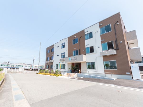 白い外観の建物
