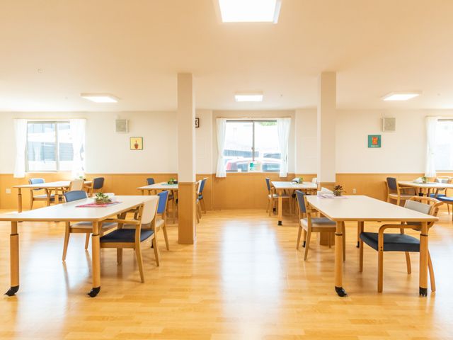 明るい食堂の様子 ダイニングルーム 窓から自然光が差し込む明るい空間で、ゆったりとした食事の時間を過ごせます。