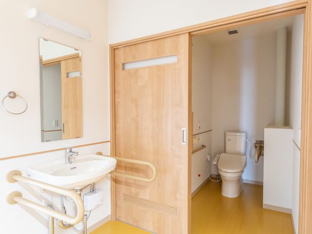 使いやすいトイレ トイレ 広々としたトイレは、手すりが設置されており安全に配慮されています。明るい空間で快適に使用できます。