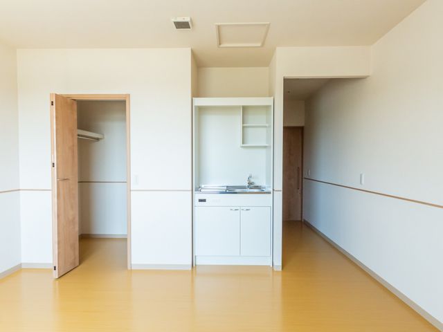 清潔で明るい居室 居室 明るい自然光が差し込む居室です。快適で過ごしやすい空間となっています。