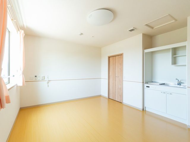 広々とした居室 居室 光が差し込む明るい空間で、清潔に保たれています。シンプルな設計で動きやすいです。