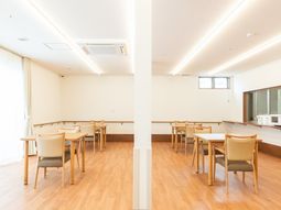 明るい食堂の様子