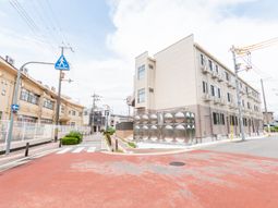 明るい建物外観