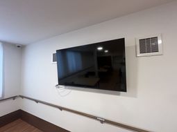 シンプルな壁のテレビ