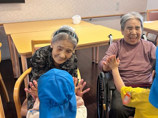 笑顔で交流する室内